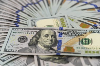 bize 100 dolar para yığını