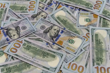 bize 100 dolar para yığını