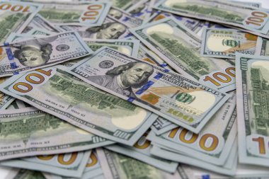 bize 100 dolar para yığını