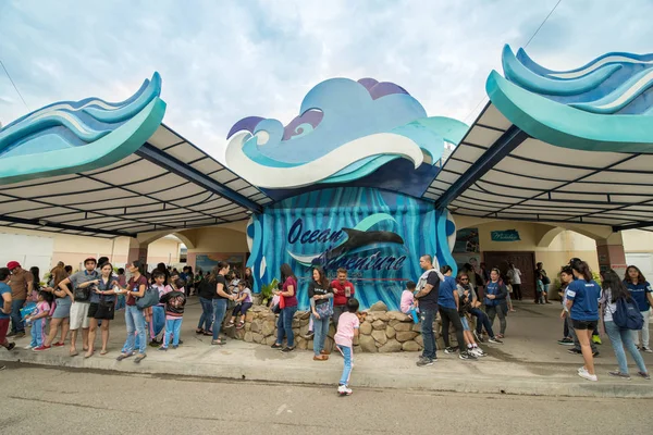 Jan 27,2018 Tourists waiting for admission at Ocean Adventure, Subic — Stock Photo, Image