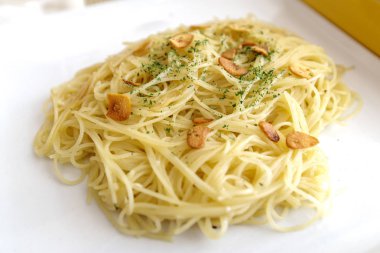 Petrol temel makarna spagetti Aglio masada