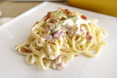 krem temel makarna spagetti carbonara