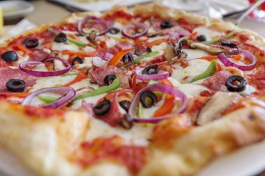 İtalyan tarzı ince pizza masada