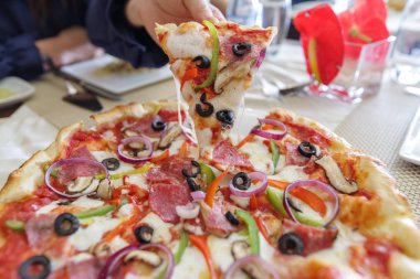 İtalyan tarzı ince pizza masada