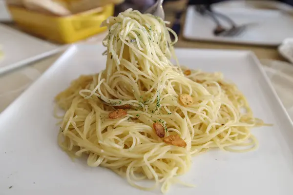 Olie basis pasta Spaghetti Aglio op tafel — Stockfoto