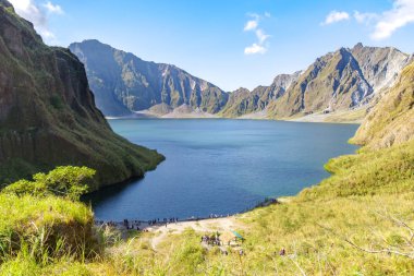 Güzel manzara Pinatubo dağ krater Gölü