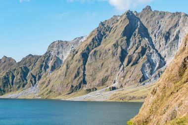 Güzel manzara Pinatubo dağ krater Gölü