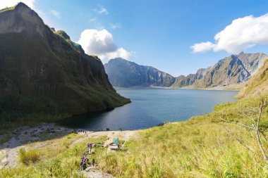Güzel manzara Pinatubo dağ krater Gölü