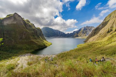 Güzel manzara Pinatubo dağ krater Gölü