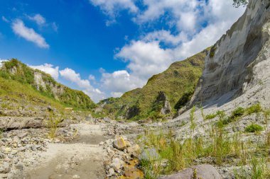 Turistler Mount Pinatubo hiking