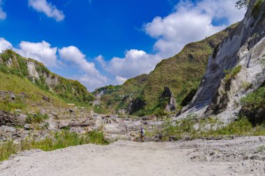 Turistler Mount Pinatubo hiking