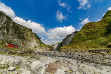 Turistler Mount Pinatubo hiking