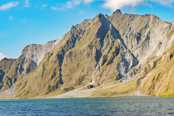 Hermoso paisaje en el lago del cráter de montaña Pinatubo — Foto de Stock