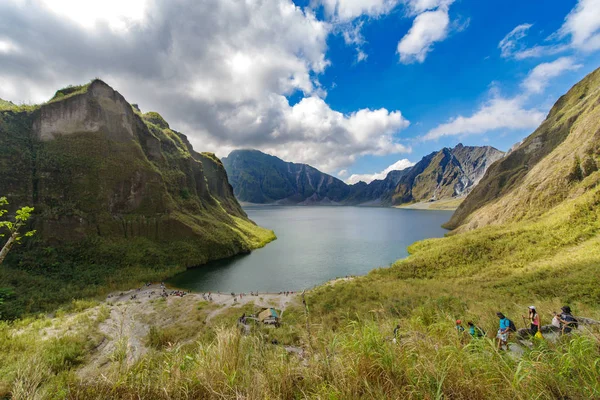 Gyönyörű táj Pinatubo hegy kráter tó — Stock Fotó