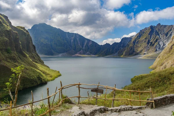 아름 다운 풍경 Pinatubo 산 분화구 호수에서 — 스톡 사진