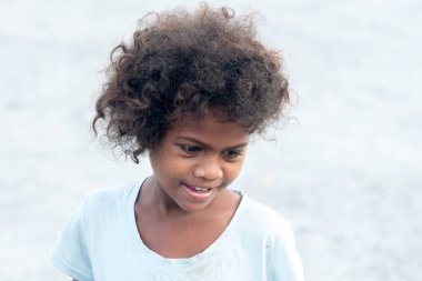 18 Şubat 2018 Aeta çocuk turist, Capas arayan utangaç bir gülümseme ile