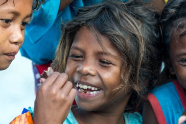 18 Şubat 2018 Aeta çocuk çikolata yemek mutlu