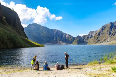 Şubat 18,2018 turistler önünde Mt. Pinatubo, bir mola krater Gölü, Capas