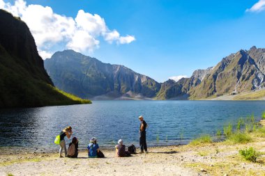 Şubat 18,2018 turistler önünde Mt. Pinatubo, bir mola krater Gölü, Capas