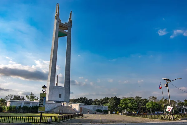 Február 2,2018 emberek gyaloglás körül Quezon Memorial kör, Quezon City, Metro Manila — Stock Fotó