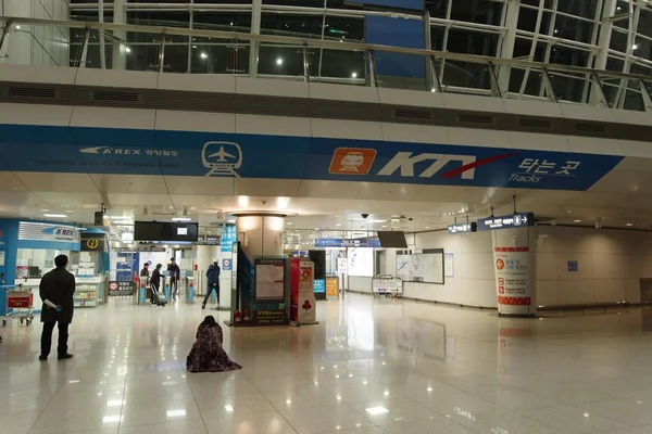Mar 21,2018 Gente despierta en la estación KTX del aeropuerto de Incheon, Incheon — Foto de Stock