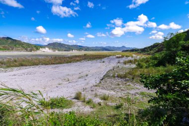 Pinatubo, güzel bulutlu mavi gökyüzü