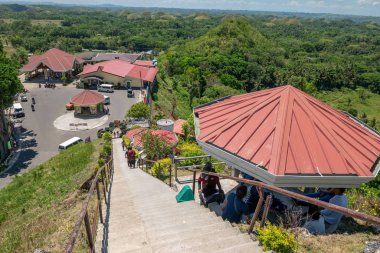 Çikolata Hill Gözlemevi Bohol Adası, Filipinler tırmanma turistler. 23 Nisan 2018