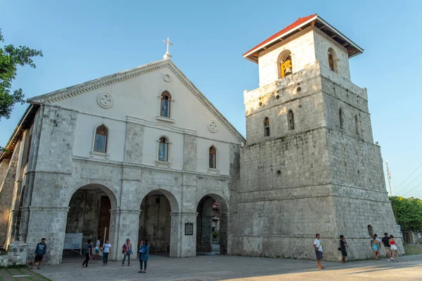 Hatıra fotoğraf çekmek Baclayon kilise, turist Bohol Adası, Filipinler. 23 Nisan 2018