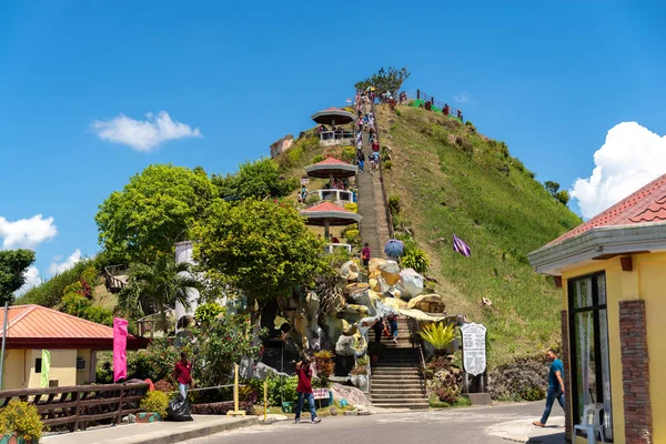 Çikolata Hill Gözlemevi Bohol Adası, Filipinler tırmanma turistler. 23 Nisan 2018