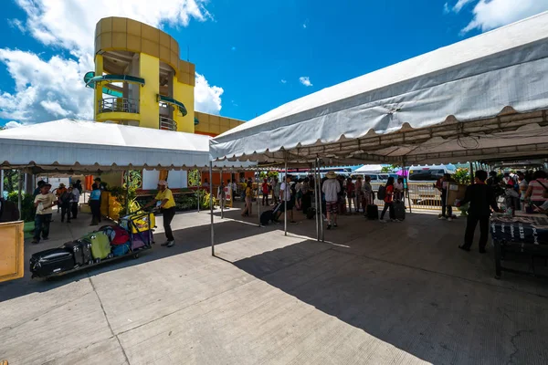 Tourists looking for luggage at the ferry passenger terminal at Bohol — Stock Photo, Image