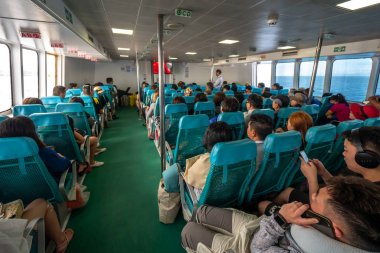 Bohol, Filipinler için Ankara dan bir yolcu teknesinde oturan turist