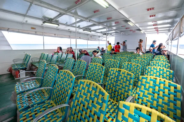 Turistas sentados en un barco de pasajeros de Cebú a Bohol, Filipinas — Foto de Stock
