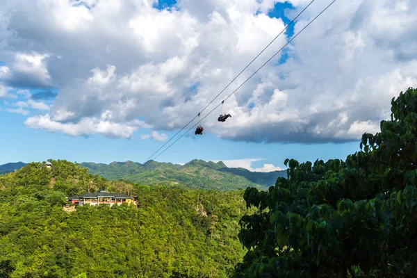 Turistas en la Zip Line en Bohol Island — Foto de Stock