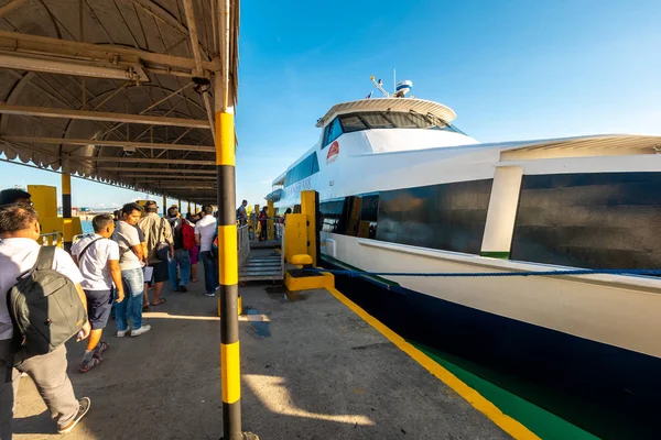 Isla Bohol Filipinas Abr 2018 Pasajeros Abordando Ferry Cebú — Foto de Stock