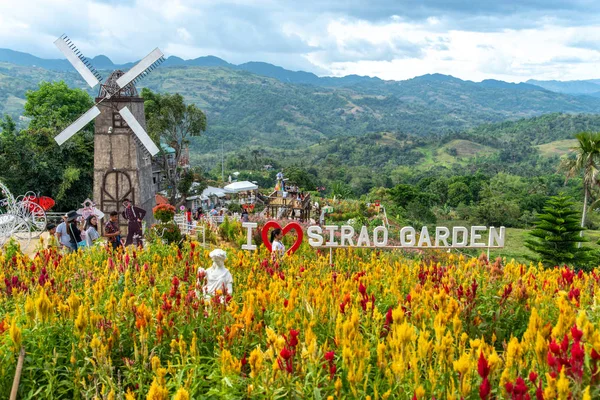 Bir Cebu city, Filipinler Nisan 25,2018 - turist Sirao Garden adlı Hatıra fotoğraf çekme