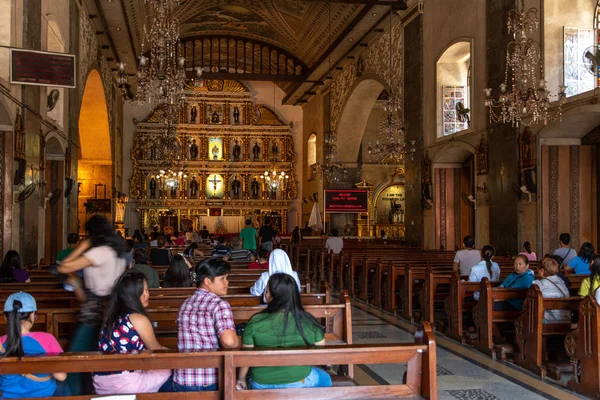 Cebu Kaupunki Filippiinit Apr 2018 Ihmiset Rukoilevat Sto Nino Kirkko — kuvapankkivalokuva