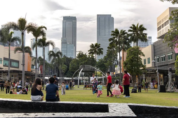 Szombat délután a Bonifacio erőd főutcájában, Manila, Fülöp-szigetek, nov 3, 2019 — Stock Fotó