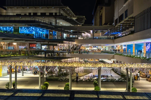 Decorações de Natal no centro comercial globo, Manila, Filipinas, 3 de novembro de 2019 — Fotografia de Stock