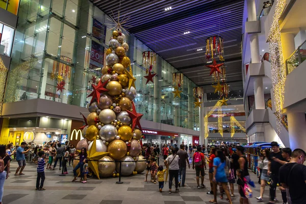 Decorazioni natalizie nel centro commerciale del circuito globo, Manila, Filippine, 3 novembre 2019 — Foto Stock