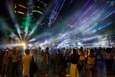 Makati, Manila, Filipinler 'deki Ayala Üçgen Bahçeleri' ndeki ışık gösterisinden keyif alan insanlar, 15 Kasım 2019