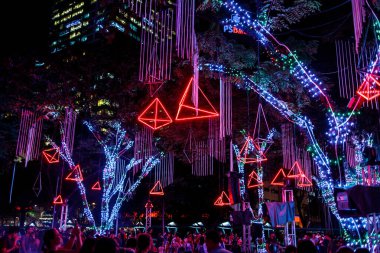 Makati, Manila, Filipinler 'deki Ayala Üçgen Bahçeleri' ndeki ışık gösterisinden keyif alan insanlar, 15 Kasım 2019