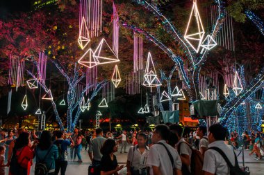 Makati, Manila, Filipinler 'deki Ayala Üçgen Bahçeleri' ndeki ışık gösterisinden keyif alan insanlar, 15 Kasım 2019