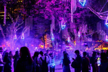 Makati, Manila, Filipinler 'deki Ayala Üçgen Bahçeleri' ndeki ışık gösterisinden keyif alan insanlar, 15 Kasım 2019