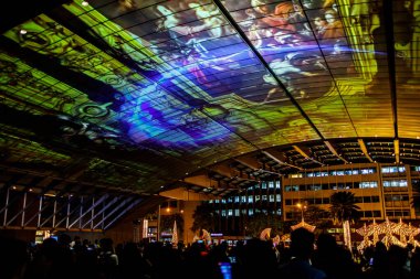 Makati, Manila, Filipinler 'deki Ayala Üçgen Bahçeleri' ndeki ışık gösterisinden keyif alan insanlar, 15 Kasım 2019