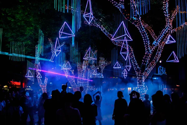 Mensen die genieten van de lichtshow in Ayala triangle gardens at Makati, Manila, Filipijnen, 15 nov 2019 — Stockfoto