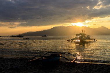 Subic Körfezi 'nde güzel gün batımı