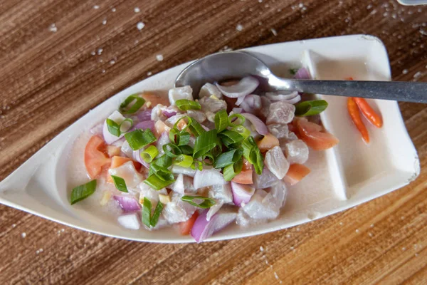 Rå fisk og skaldyr parabol hjemmehørende i Filippinerne mad Kinilaw - Stock-foto
