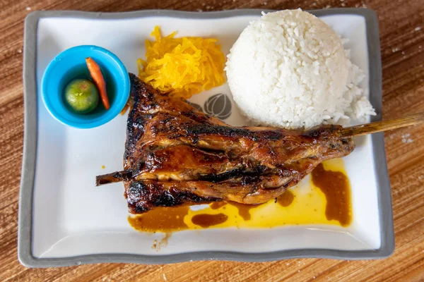Popüler Filipinli yemek tavuk ızgara ve pilav.