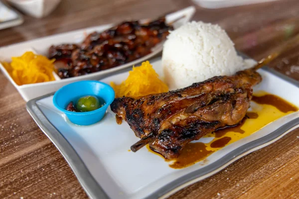 Популярна філіппінська їжа курячий барбекю з рисом — стокове фото