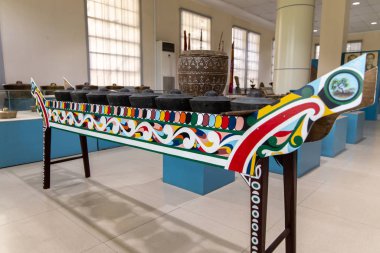 Müzede sergilenen geleneksel Filipin enstrümanları